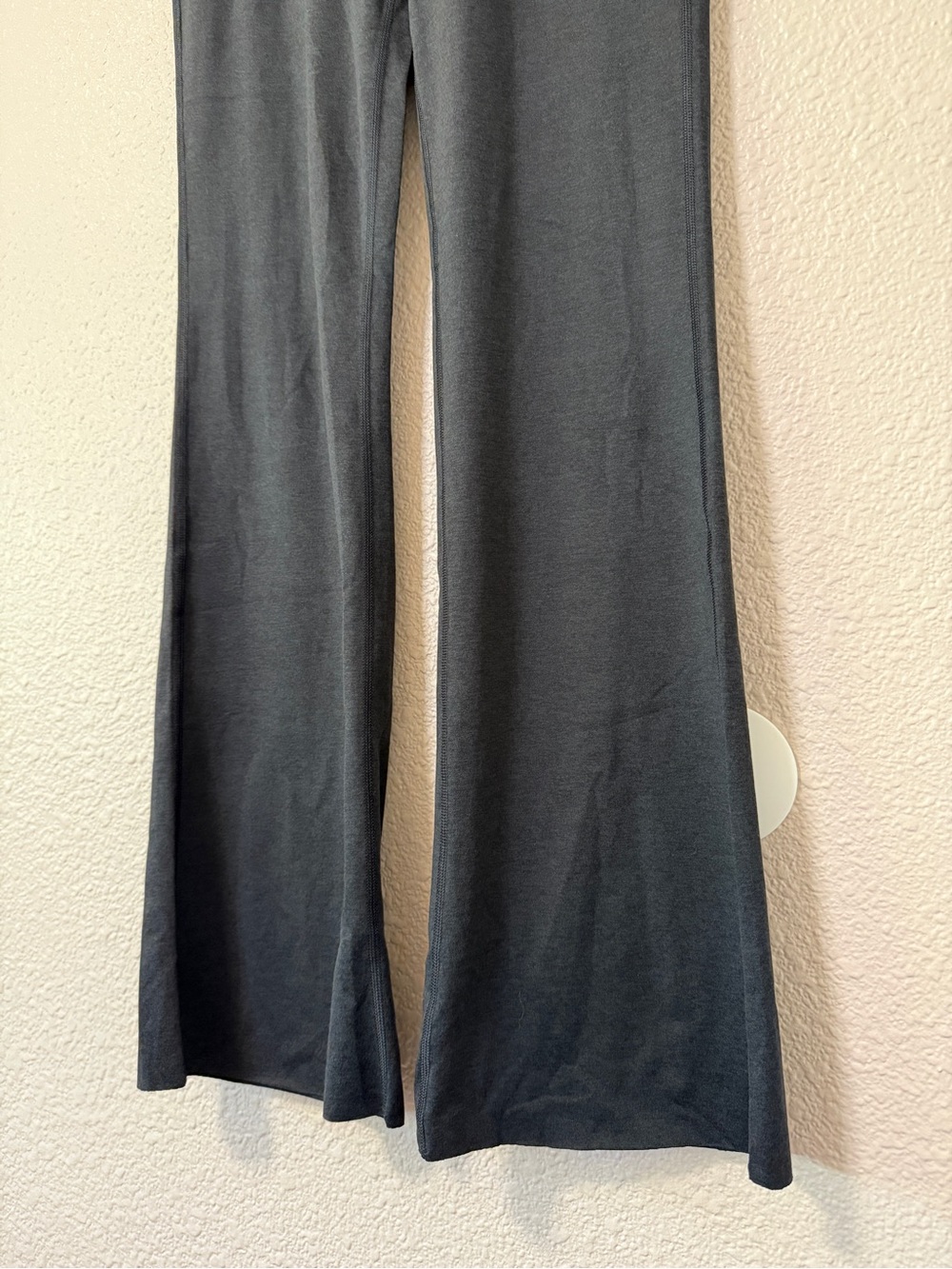 NWOT Vuori Halo Slim Flare Pant Yoga Athleisure Everyday Chic DreamKnit Black M - Picture 7 of 9